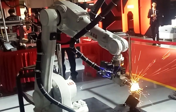 เครื่องตัดเลเซอร์แขนหุ่นยนต์ 3 มิติสำหรับการตัดและเชื่อมท่อและท่อ
