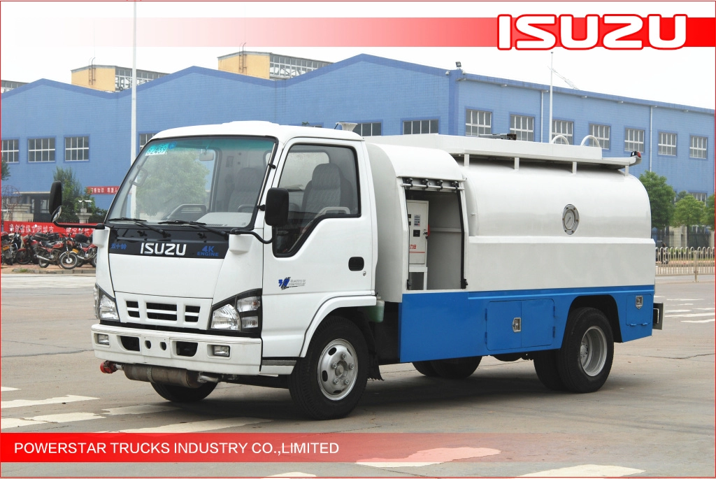 4000L Isuzu Fiscal Refuel Tank Truck สำหรับการจัดส่งน้ำมันเบนซิน / ดีเซลเบา