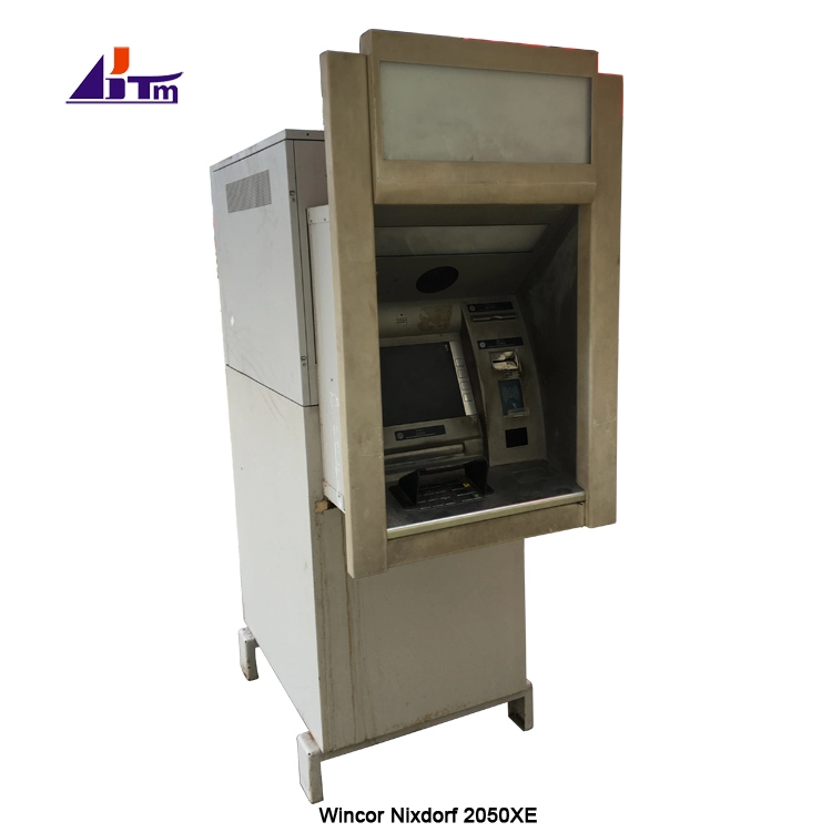 เครื่อง ATM ของธนาคาร Wincor Nixdorf Procash 2050XE USB โหลดด้านหลังกลางแจ้งผ่านกำแพง